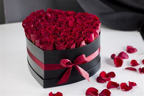 Black flower box with pink roses 